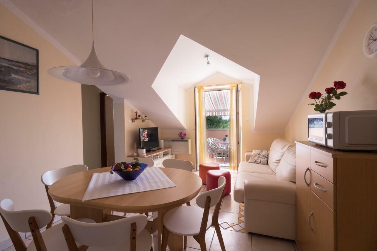 Apartman Nena Turanj Εξωτερικό φωτογραφία