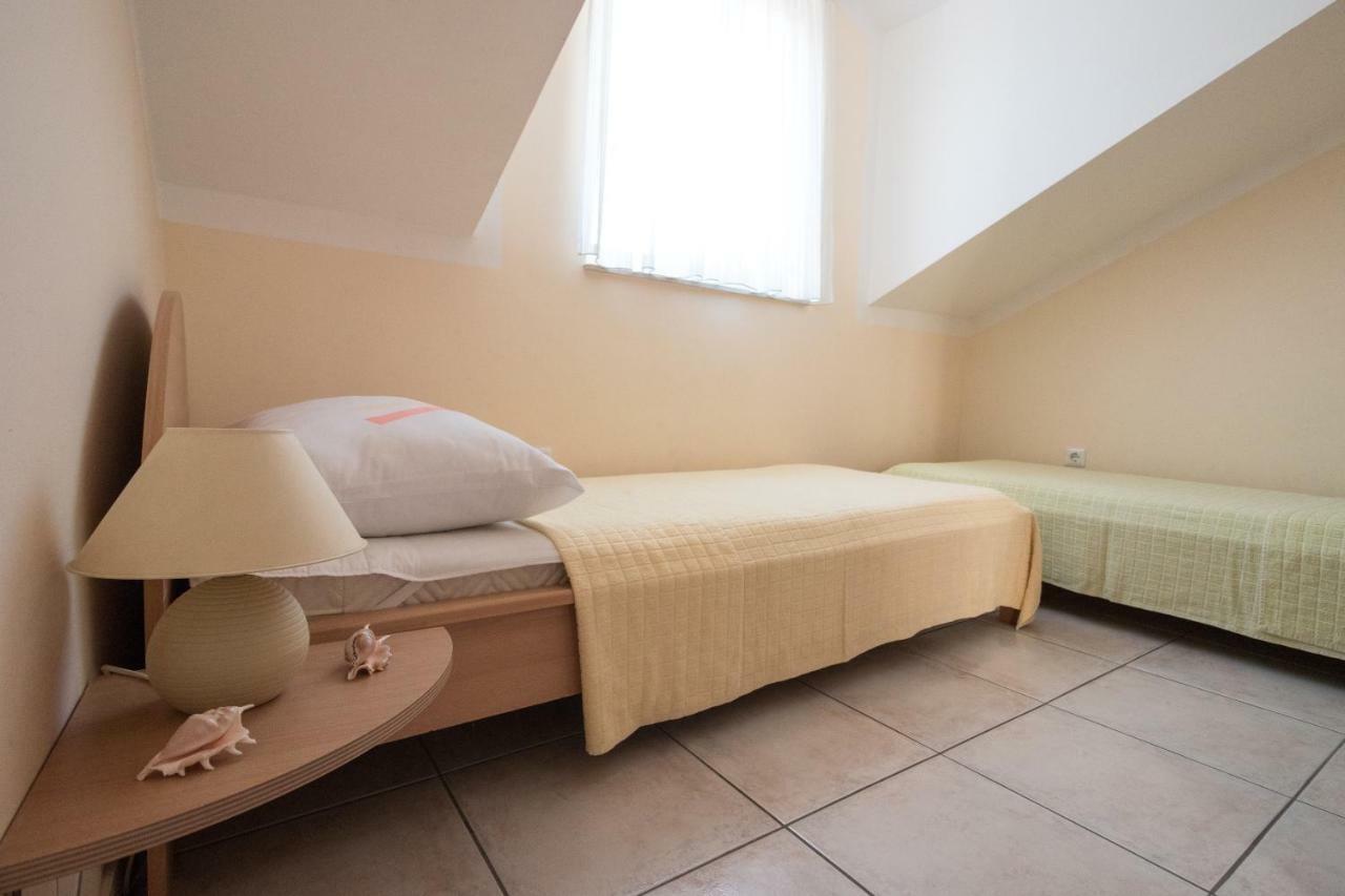 Apartman Nena Turanj Εξωτερικό φωτογραφία